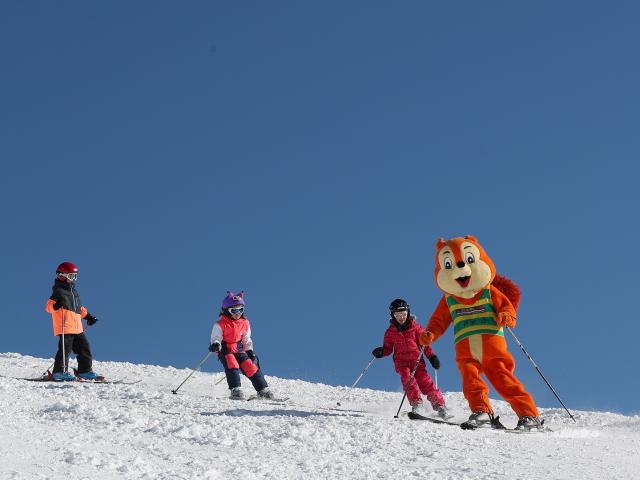 Paco la mascotte en ski avec des enfants