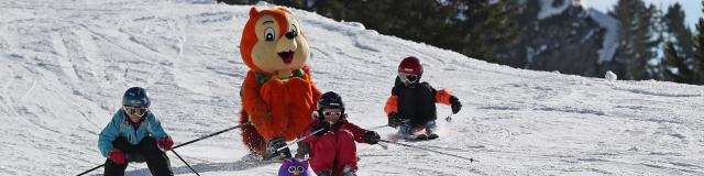 Paco la mascotte du Collet et les enfants en ski