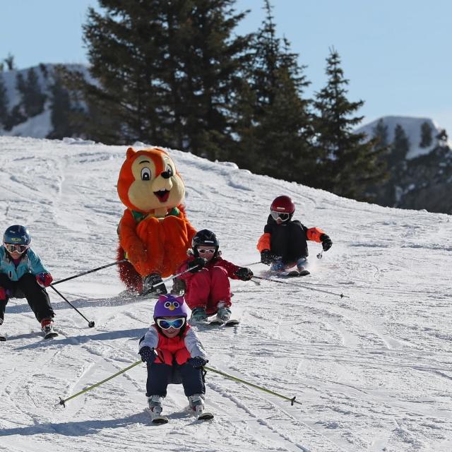 Paco la mascotte du Collet et les enfants en ski