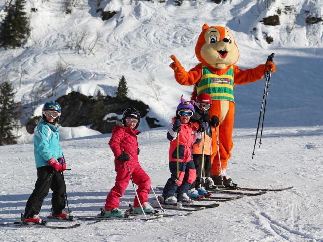 Skier avec Paco la mascotte