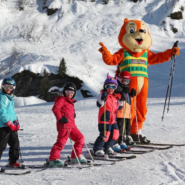 Skier avec Paco la mascotte