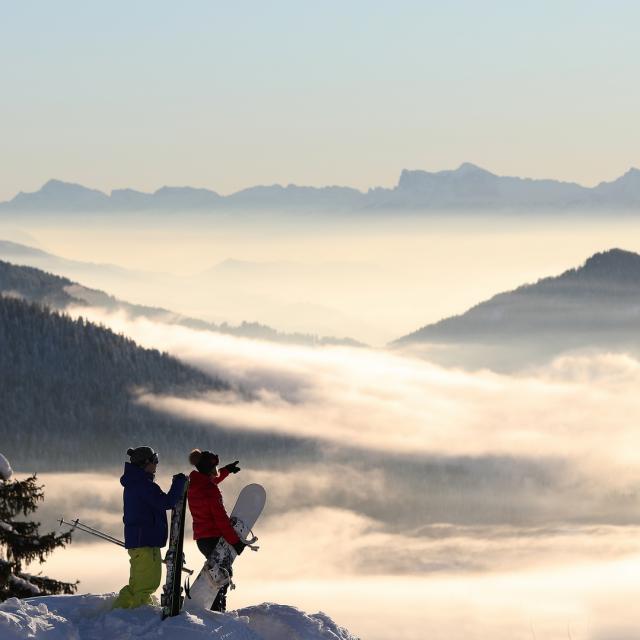 Skieurs au sommet d'une montagne au Collet