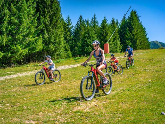 Balade en vélo au Collet d'Allevard en été