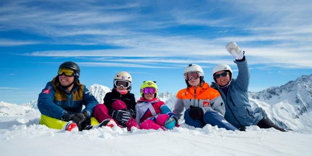 Famille au ski en hiver au Collet