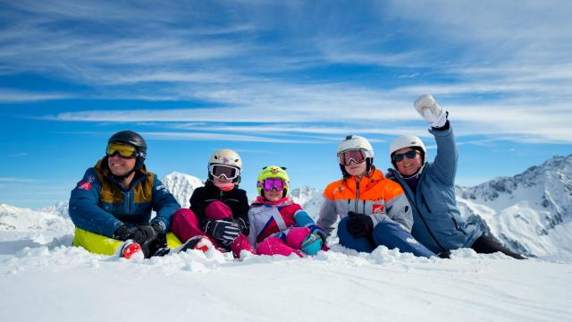 Famille au ski en hiver au Collet