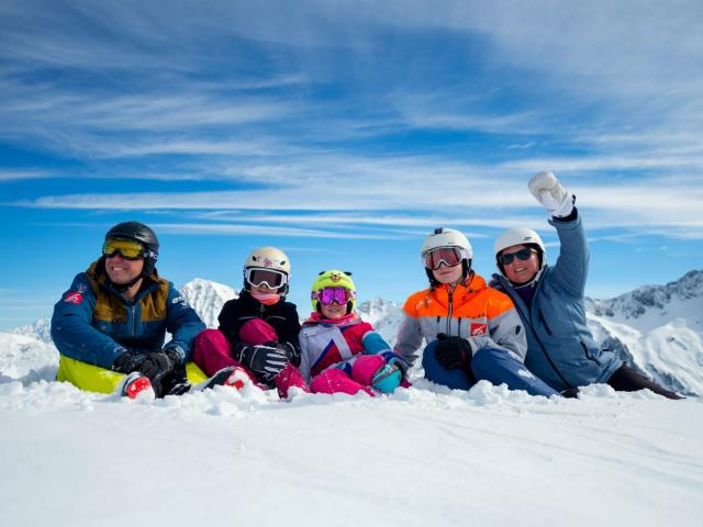 Famille au ski en hiver au Collet