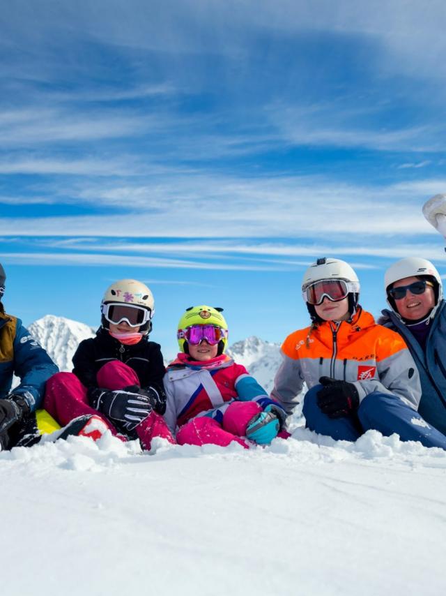 Famille au ski en hiver au Collet