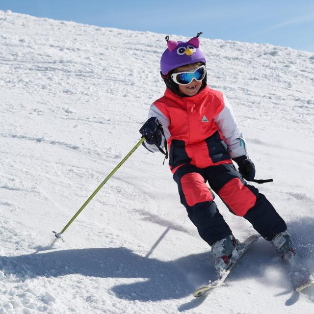 Enfant en pleine descente de ski au Collet