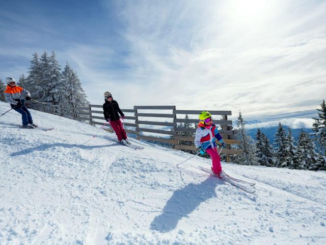 Famille au ski au Collet en hiver