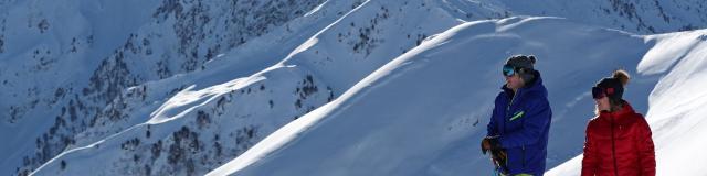 Skieurs face aux montagnes enneigées au Collet