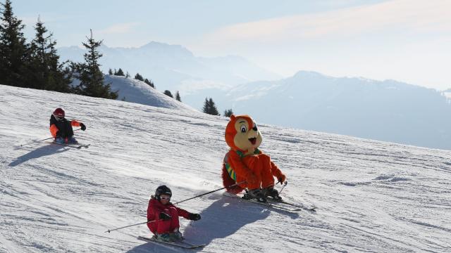 Skier avec Paco la mascotte