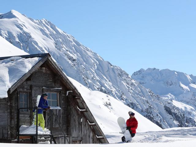 Skieur et snowboardeur dans la neige au Collet