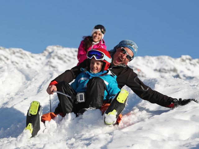 Famille en luge au Collet en hiver