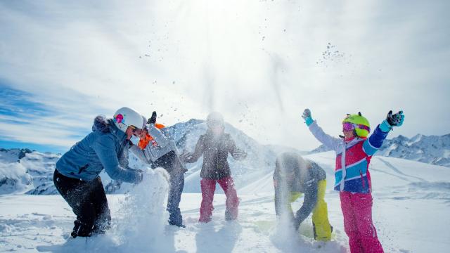 Familie in de sneeuw bij Le Collet