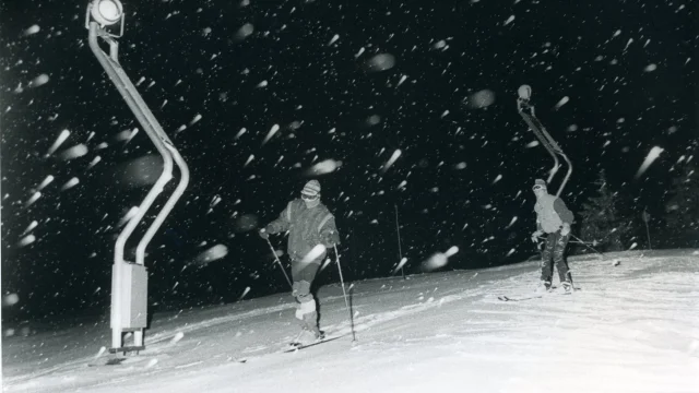 Ski nocturne au Collet d'Allevard : skieurs et lampaneiges